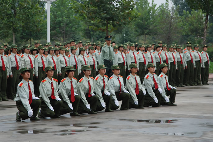 我院2008级新生阅兵暨部分军训科目汇报表演9月27日隆重举行